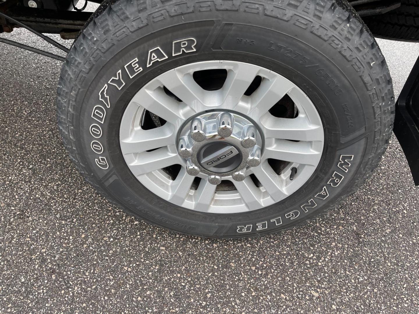 2017 Black /Gray Ford F-250 SD XLT Reg Cab 4WD (1FTBF2B69HE) with an 6.2L V8 OHV 16V FFV engine, 6-Speed Automatic transmission, located at 11115 Chardon Rd. , Chardon, OH, 44024, (440) 214-9705, 41.580246, -81.241943 - This 2017 Ford F-250 XLT Reg Cab is a capable heavy-duty truck equipped with a powerful 6.2L V8 engine, paired with a 6-speed automatic transmission and 3.73 gearing. It features daytime running lights, dusk-sensing headlights, a backup camera, backup sensors, and a snow plow package. This truck boa - Photo#9